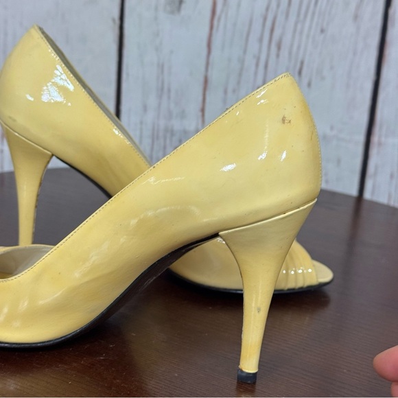STUART WEITZMAN Yellow Patent Leather Peep-Toe 4” Heels Size 8 GUC - Picture 9 of 16